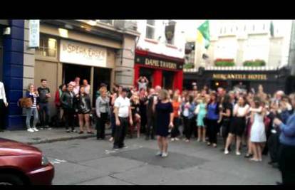 Dublinski taksist je zaustavio promet, nije mogao odbiti ples