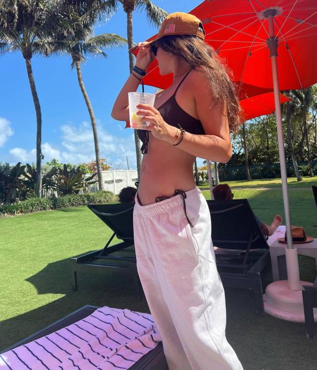 FOTO Kritizirali je zbog grudi. Povukla se, vratila pa rasturila