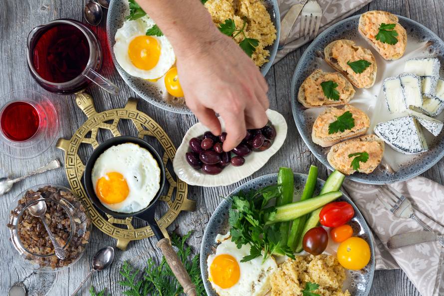 Opada vam kosa i grče vam se mišići? Fale vam ovi vitamini...