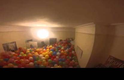 U sobu su mu natrpali 5000 balona iz šale 