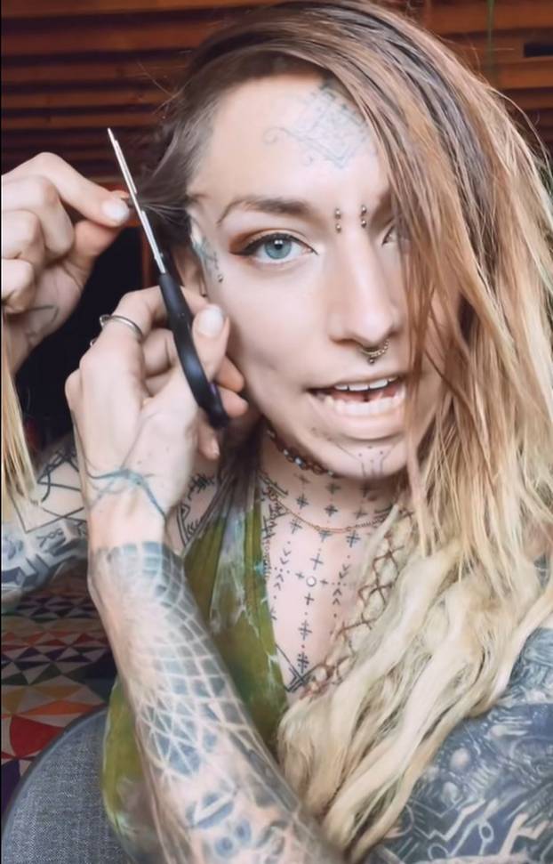 FOTO Razdvojila je jezik, kaže da sad može osjetiti dva okusa - odjednom! 'Ovo je boljelo...'