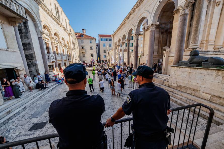 Split: Molitva krunice na Splitskom Peristilu