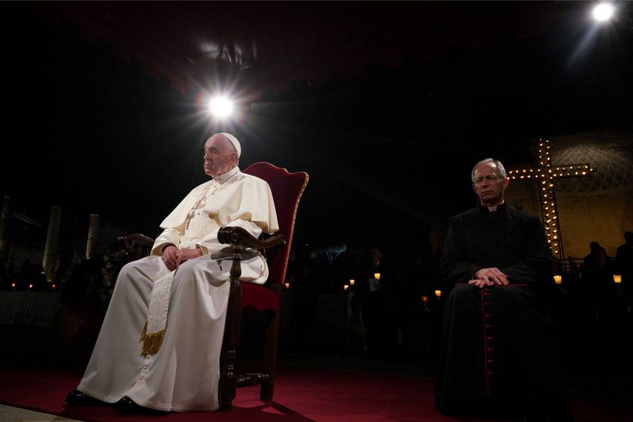 Papa Franjo predvodio je Križni put pred tisućama ljudi u Rimu