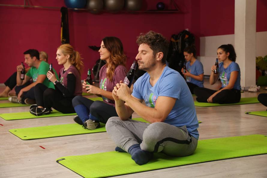 Poznate Hrvate oduševio novi trend koji spaja pivo i yogu