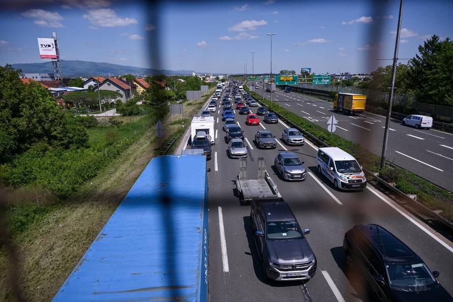 Zagreb: Gužve na naplatoj kućici Lučko zbog produženog vikenda