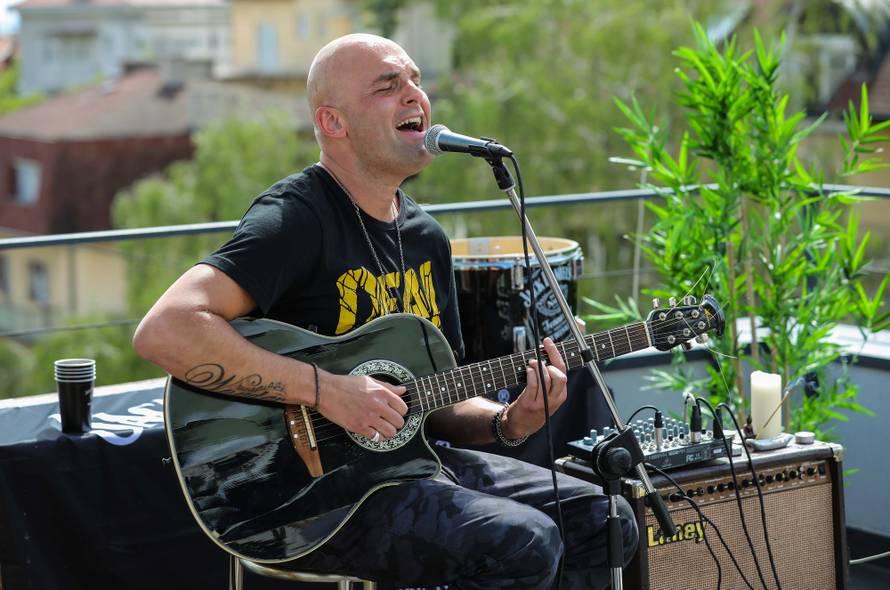 Pogledajte kako izgleda nastup benda s vrha zgrade!