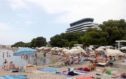 Plaže u Vodicama pune su kupača