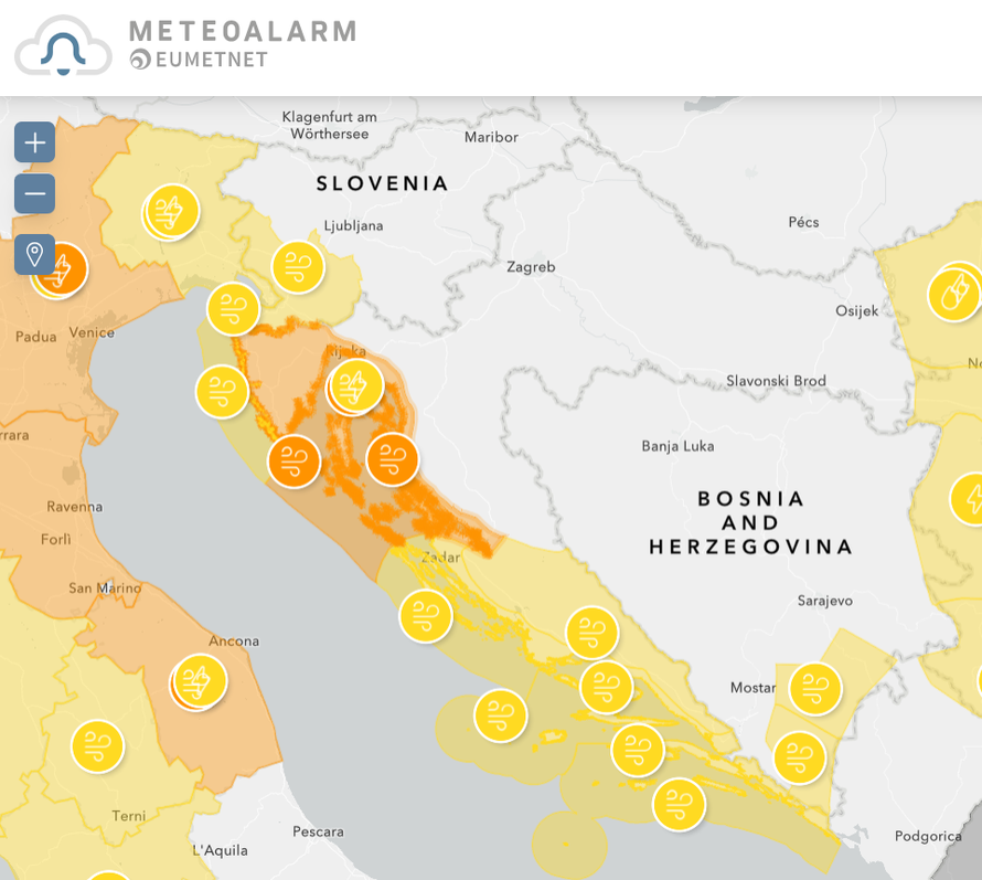 Posljedice nevremena koje je protutnjalo Hrvatskom: Srušena stabla, potrgani limovi na krovu