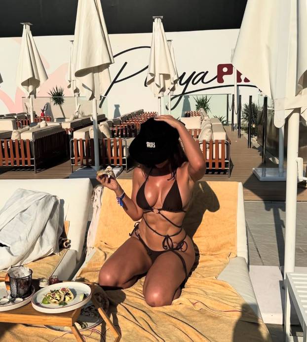 FOTO Prelijepa DJ-ica koja tvrdi da je bila liječnica obožava pokazivati tijelo u badiću