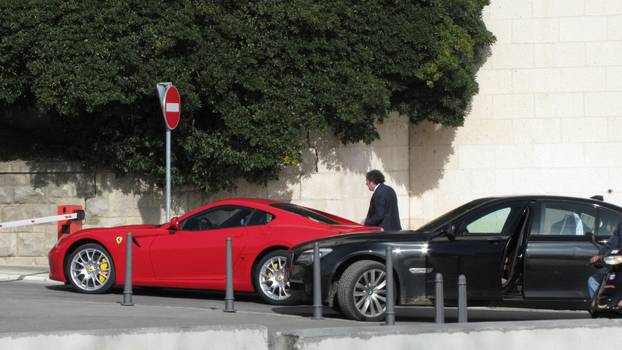 Split: Kerumov Ferrari 599 GTB mami pogled parkiran ispred zgrade Banovine 