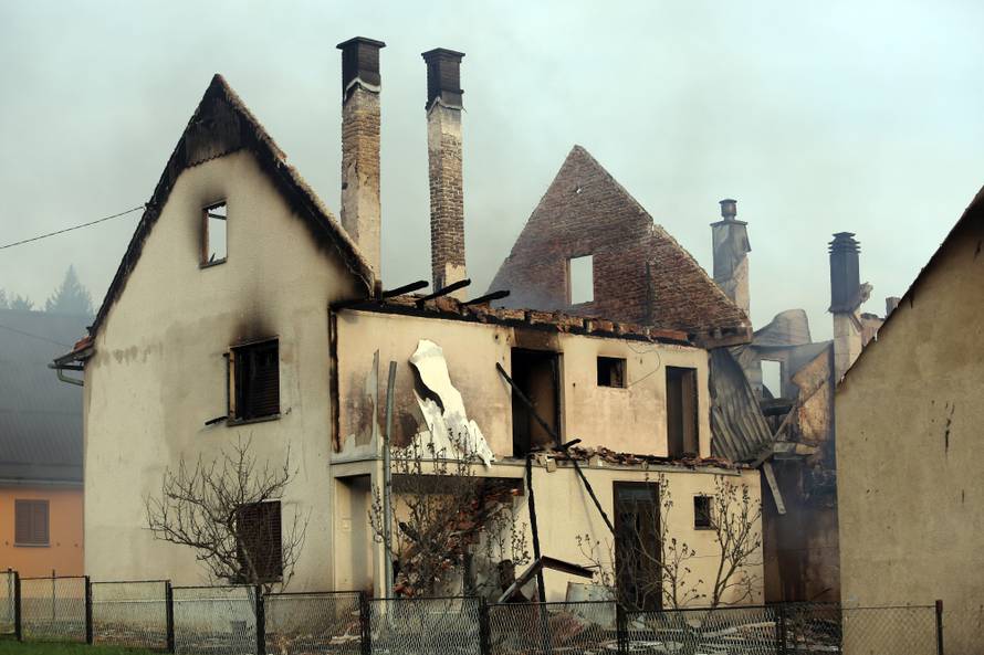 Proširila se iz sjenika: Vatra je progutala tri kuće kraj Čabra