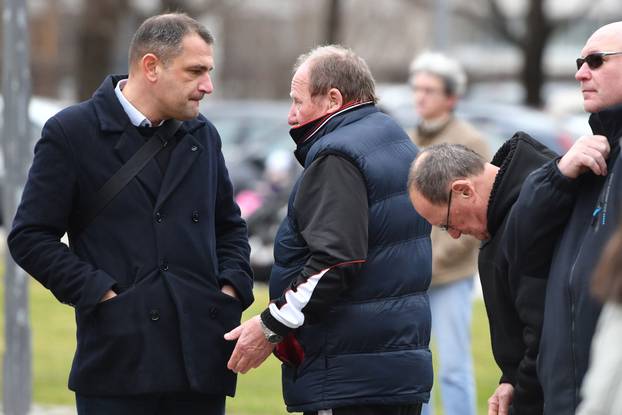 Na Trgu Republike u Čakovcu održan prosvjed u znak podrške kirurzima