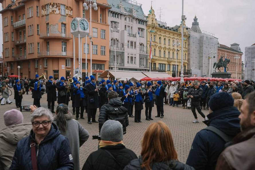 FOTO ZET-ov puhački orkestar u Dinamovim kapama i šalovima okupirao centar Zagreba