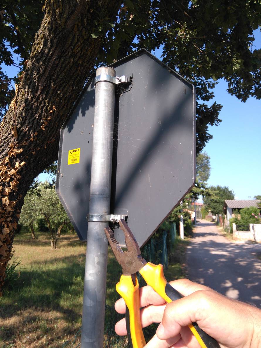 Čak 41 prometni znak nestao kod Poreča: Lako ih je skinuti