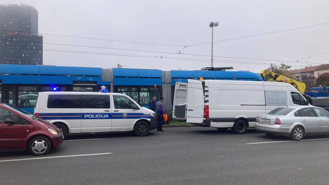 Tramvaj usmrtio pješaka kod kolodvora: 'Mladić je podletio pod tramvaj, zvali su dizalicu'