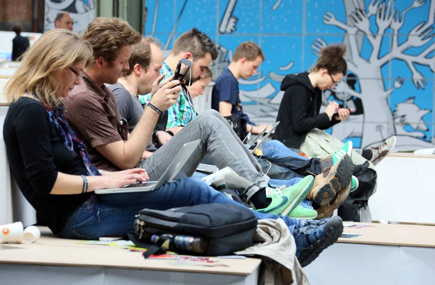 Blejanje u tuđe statuse može vas učiniti očajnima za Božić