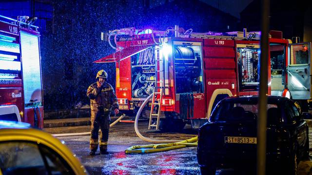Split: Vatrogasci se bore s požarom drvenog objekta na Sućidru