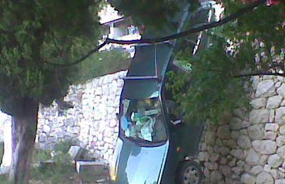 Auto pao na "nos" sa zida na starom groblju u Omišu