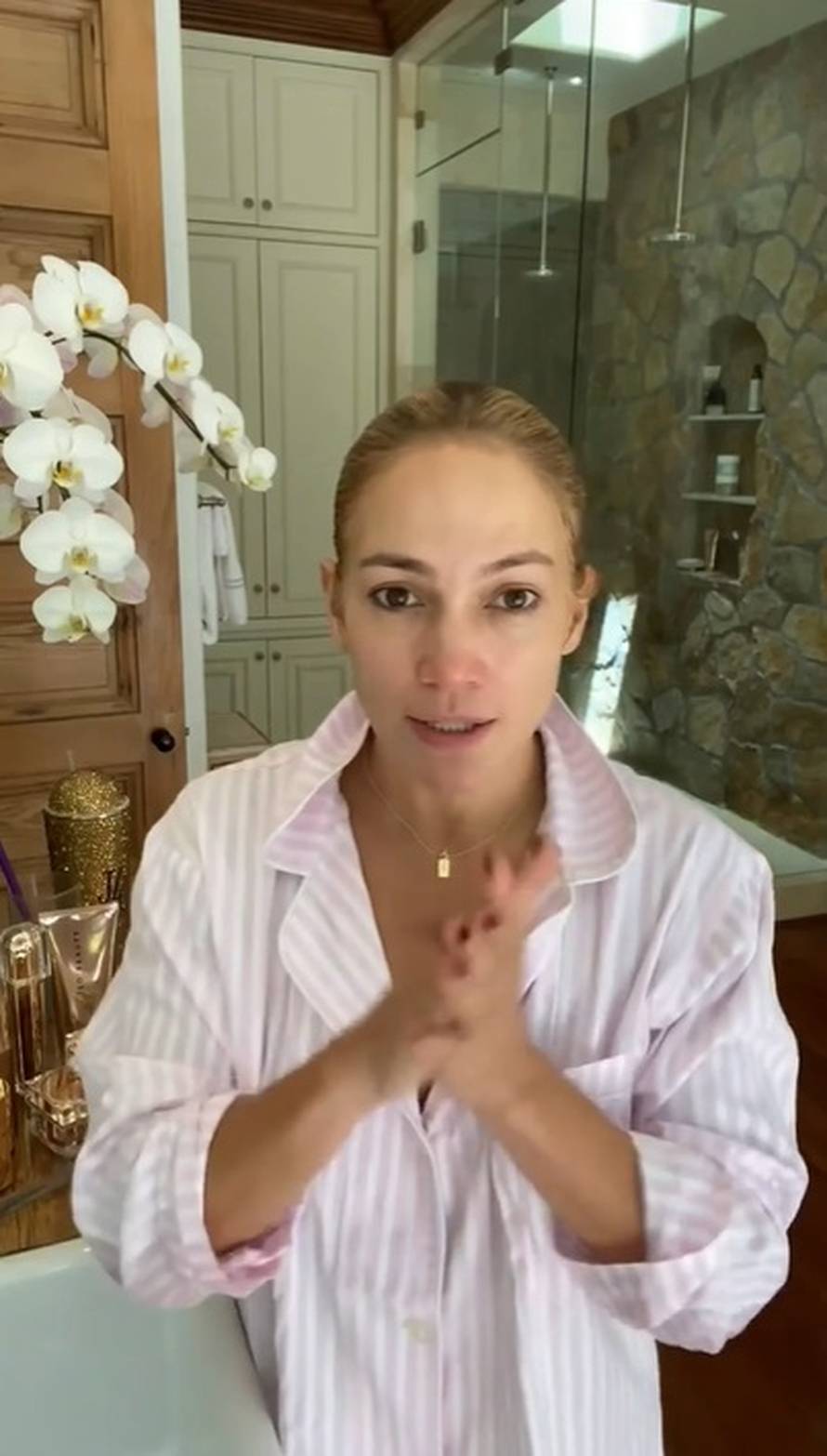J.Lo objavila snimku bez trunke šminke: 'Imaš lice kao beba'