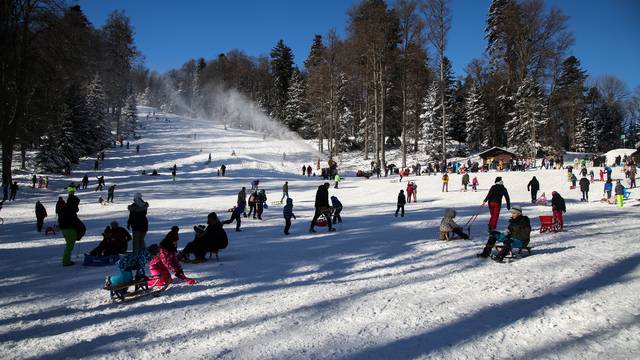 Zagreb: Brojni građani uživali na Sljemenu