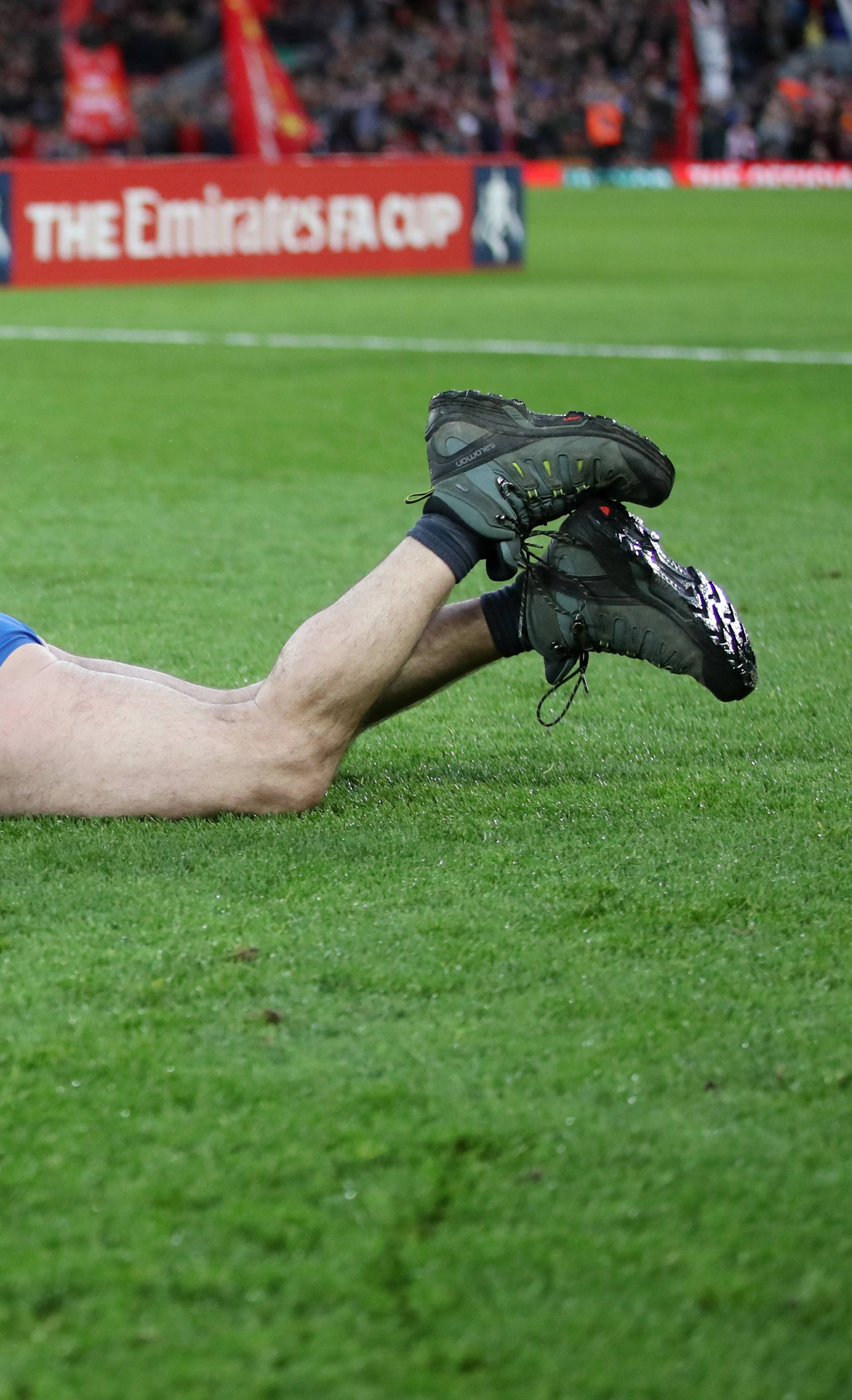 Navijač Evertona u kupaćim gaćicama 'zaronio' na travnjak