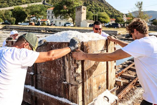 Berba soli u Stonskoj solani