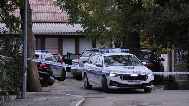 Kaštel Novi: U požaru oštećena dva vozila, policija osigurala mjesto događaja