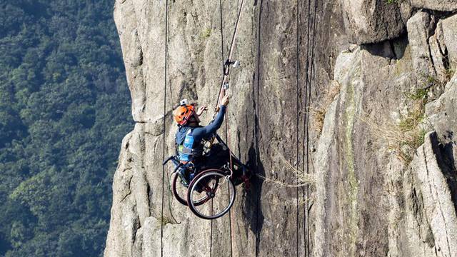 Popeo se na vrh planine nakon nesreće u kojoj je ostao invalid