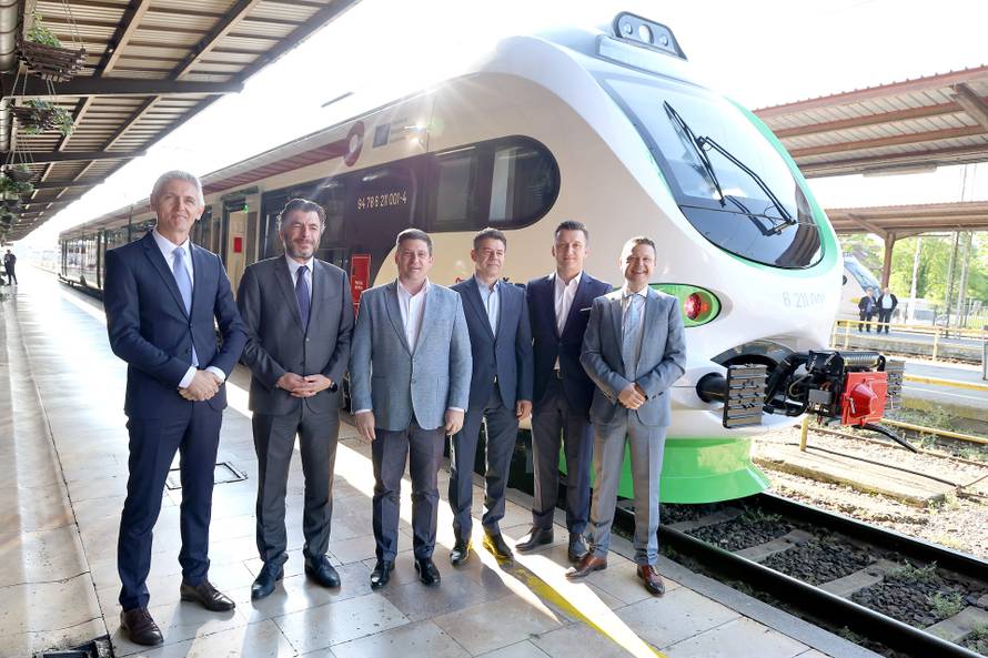 Zagreb:  Prvi elektrobaterijski vlak pušten u promet
