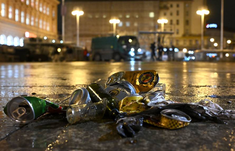 Zagreb: Djelatnici Čistoće čiste trg nakon dočeka rukometaša