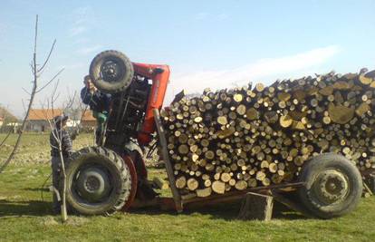 Vozio punu prikolicu drva pa mu se okrenuo traktor