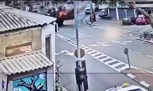 VIDEO Ovo je trenutak kad je iranski projektil pao na Tel Aviv: Eksplozija je zadrmala ulicu...