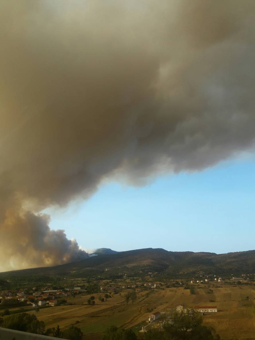 Evakuirali stanovnike sela kod Drniša: 'Ovo je velika nesreća'