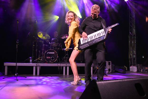 Daruvar: Maja Šuput u ultra kratkoj haljini napravila nezaboravan show na Vinodaru