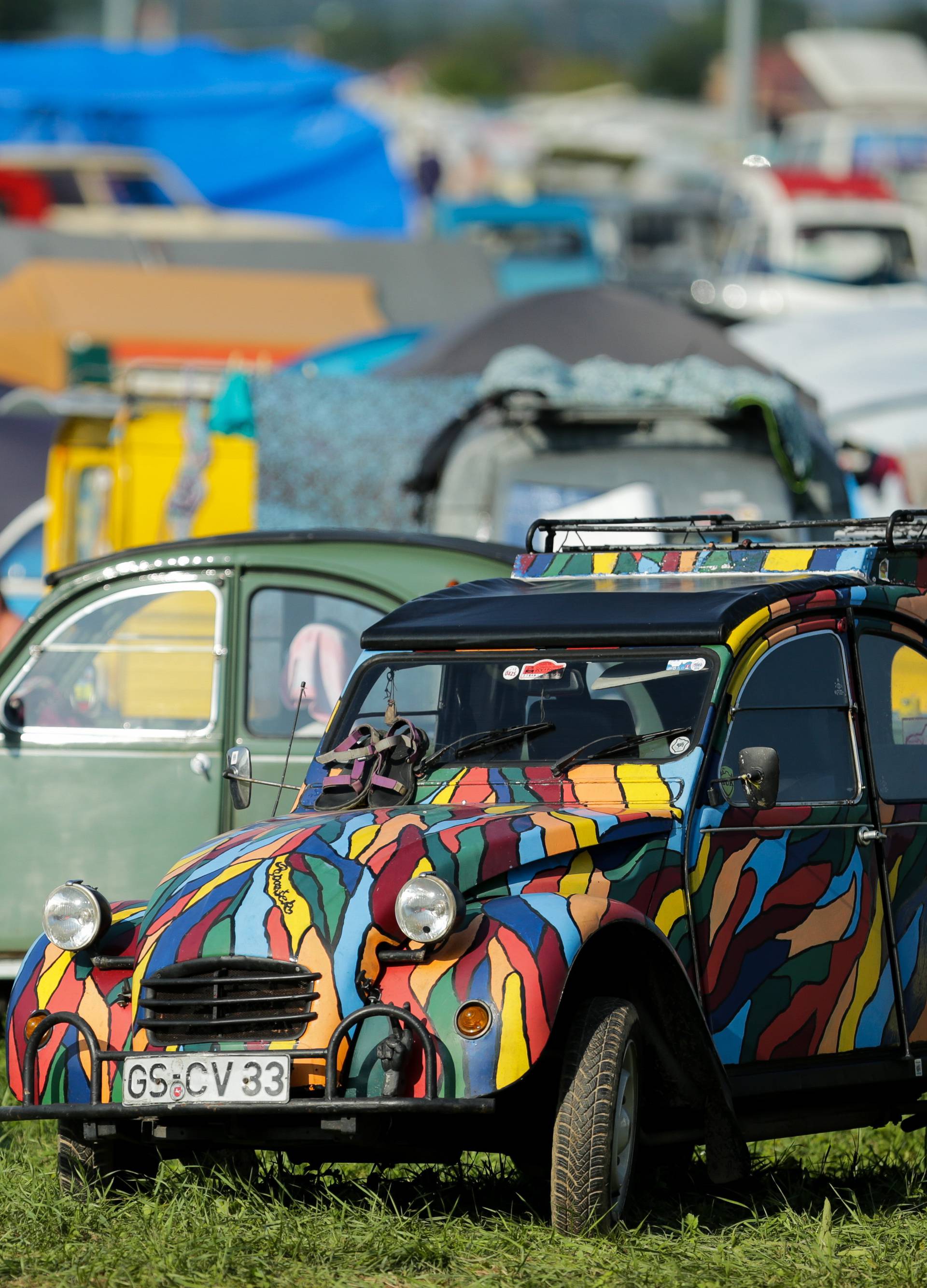 Spačeki okupirali Trg: Ma ovo je naš automobilski Woodstock