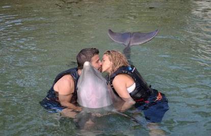 Ljubavna idila: Shakira i Pique ljube se i plivaju s dupinima...