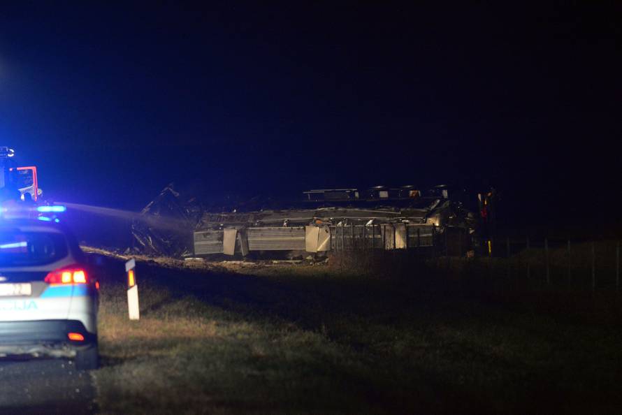 Na autocesti Bregana-Lipovac prevrnula se cisterna i zapalila
