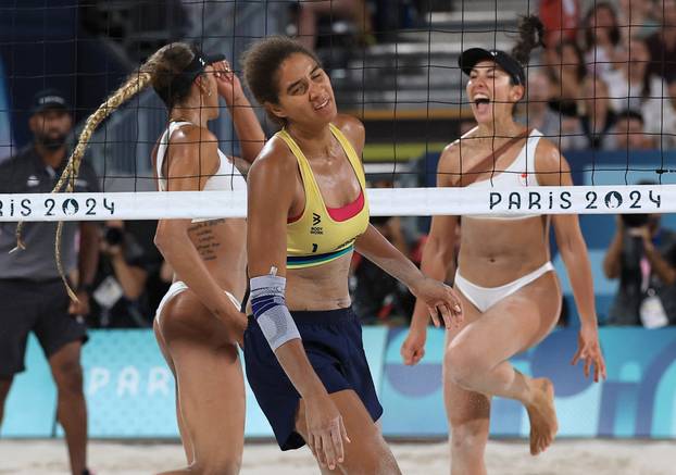 Beach Volleyball - Women's Gold Medal Match - Brazil vs Canada (Ana Patricia/Duda vs Melissa/Brandie)