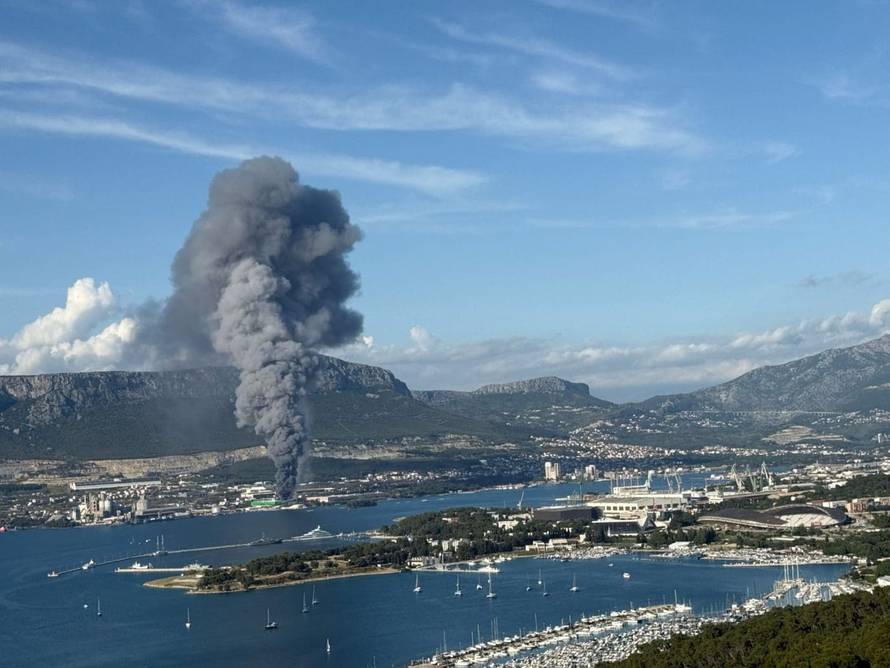 FOTO Požar u Kaštel Sućurcu još nisu proglasili ugašenim, rade na sanaciji. Šteta će biti velika?