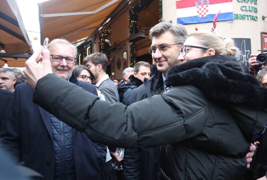 Zagreb: Premijer na Badnjak u BogoviÄevoj poput zvijezde, okupljeni poÅ¾eljeli selfie
