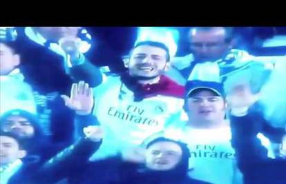 Dok je Benzema izlazio iz igre, navijači pjevali: "Valbueeenaa"