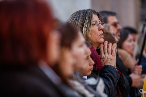 Molitelji su se okupili na Splitskom Peristilu