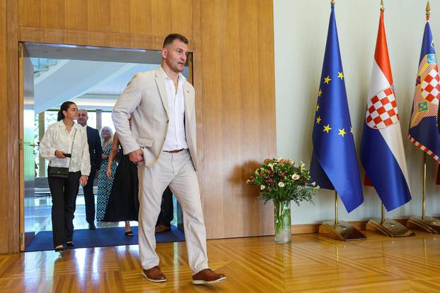 Zagreb: Predsjednik Zoran Milanović uručio je odlikovanje Stipi Miočiću