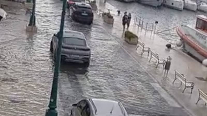 VIDEO Mali Lošinj pod vodom: 'More se odjednom dignulo, poplavilo nam je i hodnik!'