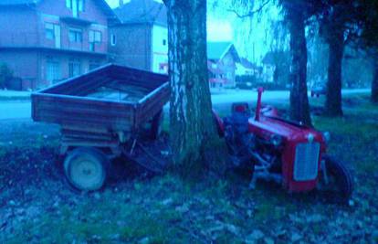 Pijan traktorom prevozio majku pa se zabio u stablo