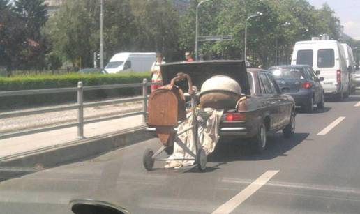 Zakvačio je mješalicu za svoj automobil i vozio se kroz grad