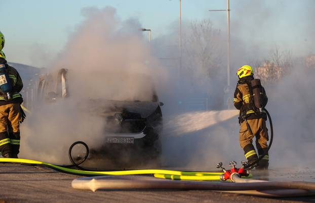 Zagreb: Požar kombi vozila na  Aveniji Većeslava Holjevca