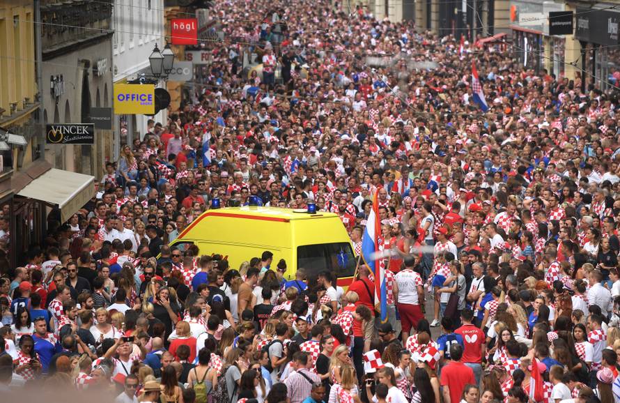 SveÄani doÄek Vatrenih na Trgu bana Josipa JelaÄiÄa