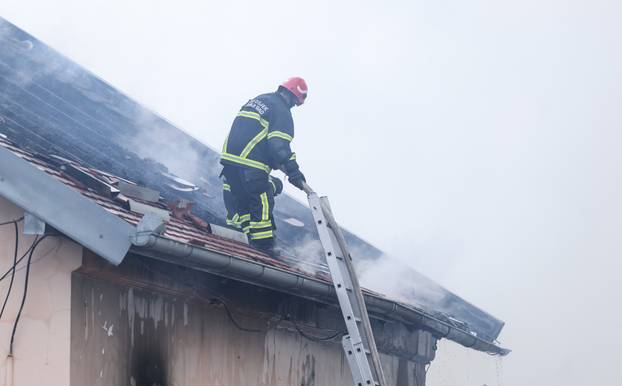 Gore barake uz prugu u Osijeku