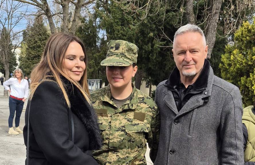 Thompsonova kći Diva Marija prisegnula u vojarni. Stigao i tata pjevač. Pogledajte fotke